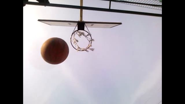 Один на баскетбольной площадке - Отработка дриблинга и бросков смотреть онлайн