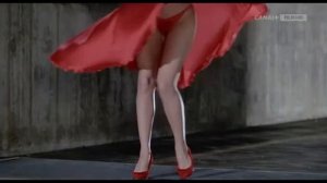 Женщина в красном 480p