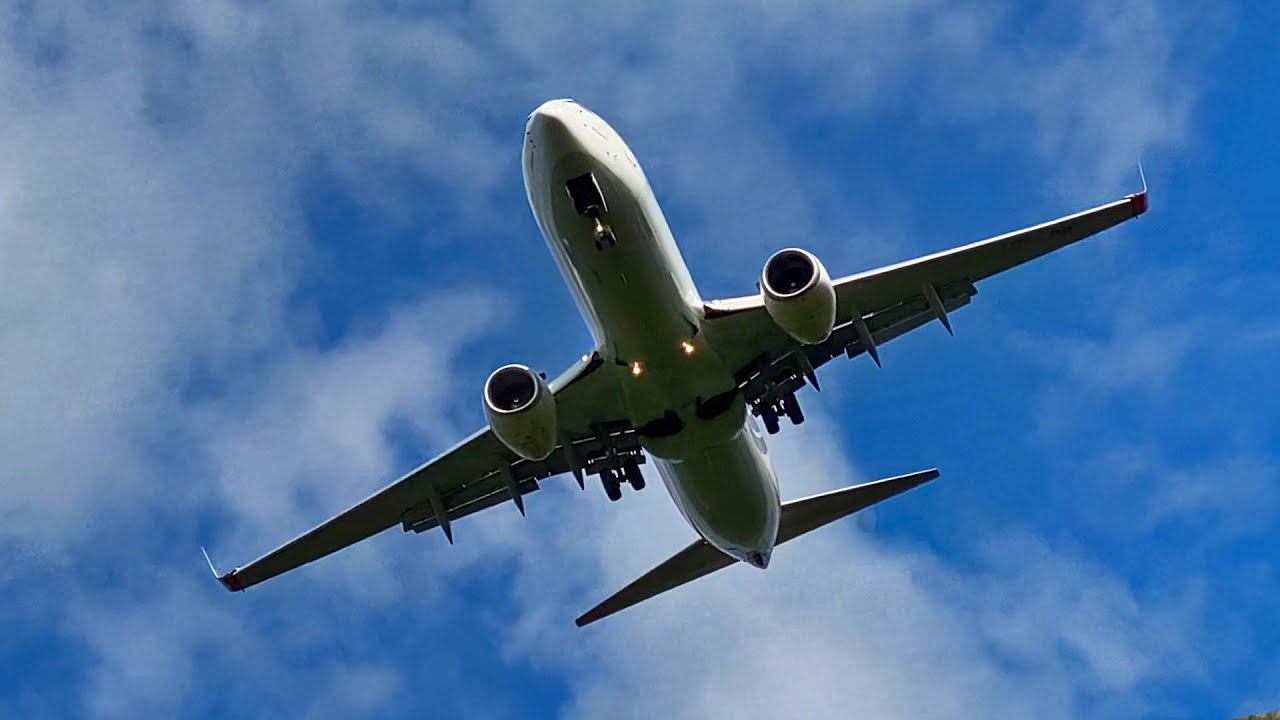 Зазаборинг-подглиссадинг: самолёты над головой за секунды до посадки. Адреналин обеспечен!