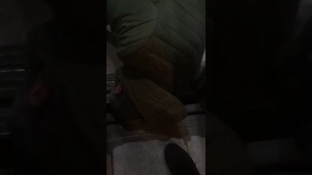 БУХОЙ ПАРЕНЬ УСНУЛ В ЛИФТЕ смотреть онлайн