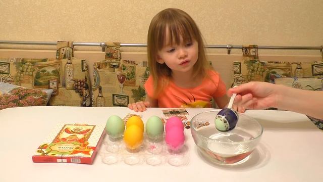 Красим яйца на Пасху. Поздравляем со Светлым праздником Пасхи.