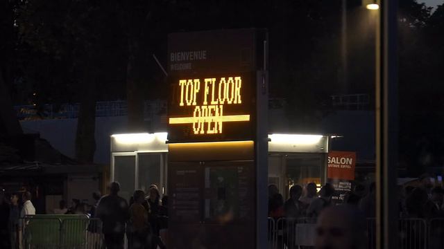 EIFFEL TOWER AT NIGHT in 4K, Paris France (Eiffel Tower Light Show in 4K) смотреть онлайн