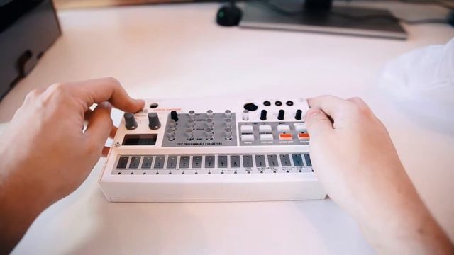 Распаковка и первый взгляд на Korg Volca Sample (семплер) смотреть онлайн