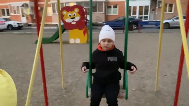 VLOG Купили КЛАССНЫЙ светящийся ИНГАЛЯТОР Паровозик ! Наша вечерняя прогулка ! Алиса КРАСИВО РИСУЕТ смотреть онлайн