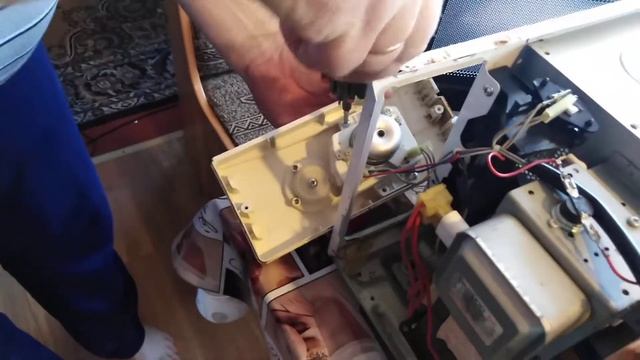 Микроволновка.Ремонт переключателя режима времени.Repair of microwave ovens. смотреть онлайн