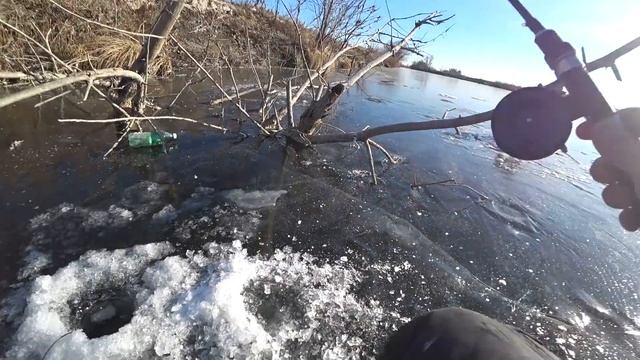 ВОТ И НА ЗИМНЕЙ РЫБАЛКЕ ЖЕНА ОБЛОВИЛА. Ловля на жерлицы щуки и окуня на блесна. Зимняя рыбалка. смотреть онлайн