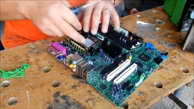 Installation of a Socket 775 Processor and Heat Sink смотреть онлайн