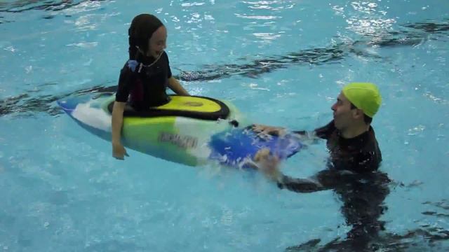 Детская секция по фристайл-каякингу: тренировка в бассейне смотреть онлайн