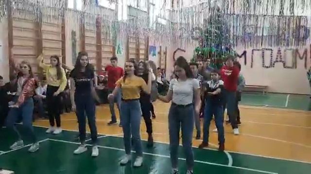 Танец в школе на елке.декабрь 2019.Маша 8в. смотреть онлайн