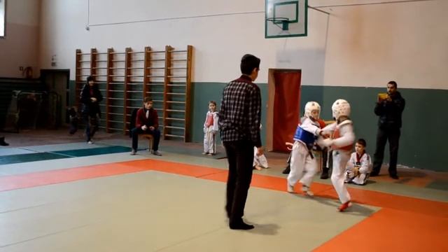 Городские соревнования, два боя. 26 кг.