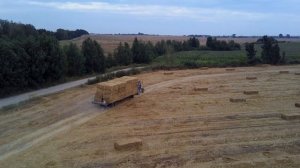 погрузка тюков на транспортировка.и разгрузка тюков в скирду