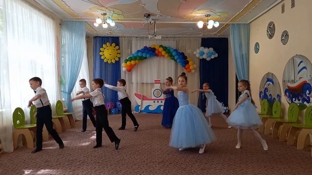 А рыбы в море плавают вот так (Танец на выпускной в детском саду) смотреть онлайн
