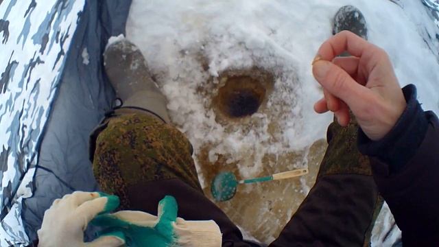ловля плотвы на опарыша с чесноком на зимней рыбалке,которая чуть не стала для меня последней! смотреть онлайн