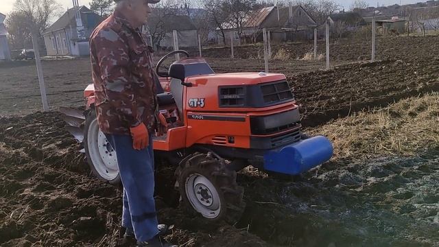 Вспашка минитрактором КУБОТА GT-3 самодельным 3-х корпусным плугом. Овидиополь смотреть онлайн