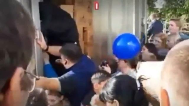 Давка за бесплатным мороженым в Мурманске смотреть онлайн