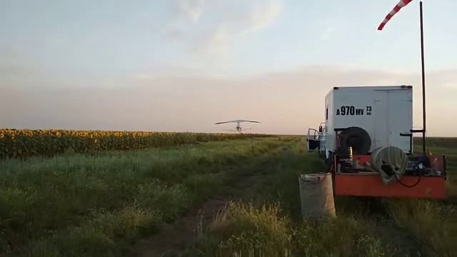 Обработка подсолнуха мотодельтапланом мд-50С. смотреть онлайн