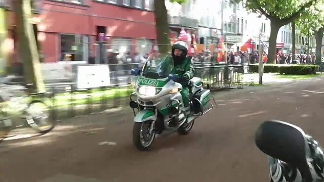 KRAD Polizei Krefeld hupt Fußgänger weg смотреть онлайн