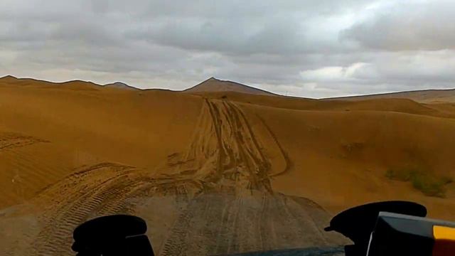 Соболь 4х4, пустыня Гоби, дорога через пески смотреть онлайн