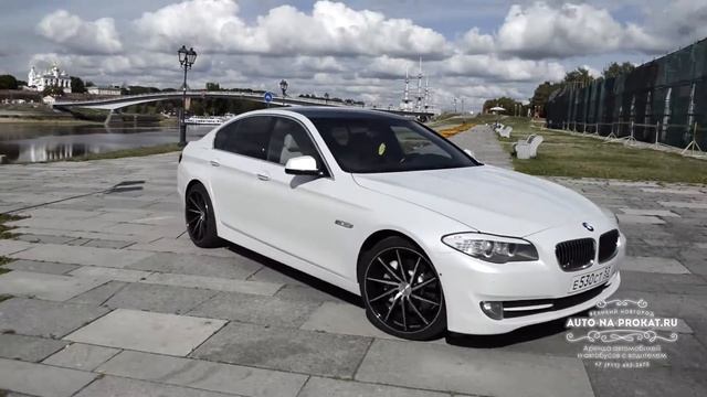 BMW 5 в пленке "белый жемчуг" - прокат авто на свадьбу в Великом Новгороде @auto-na-prokat.ru смотреть онлайн