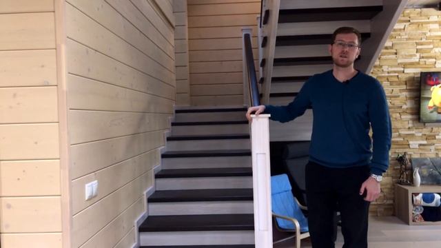 Лестница из лиственницы на второй этаж в доме Гуд Вуд смотреть онлайн