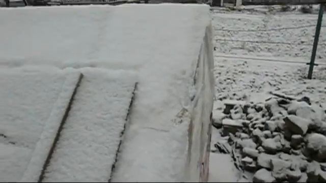 Двускатная утепленная крышка колодца