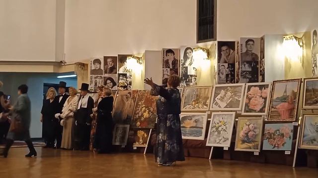04.03.2022 Brest Belarus... Выставка в драмтеатре "Театр красок"... Walks with Victoria смотреть онлайн