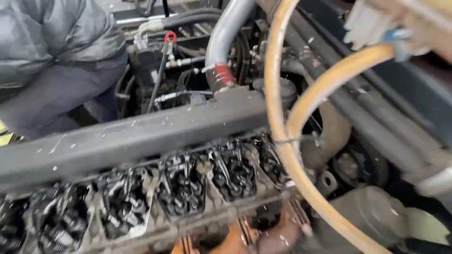 Комбайн Торум. Регулировка зазоров клапанов двигателя Mercedes Benz OM 460 , OM 457 смотреть онлайн
