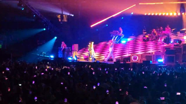 Machine Gun Kelly & Landon Barker - Die in California (Madison Square Garden) смотреть онлайн