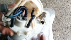 Mazda 6 - 2004 год 1.8 - 2.0 бензин  Замена топливного фильтра.