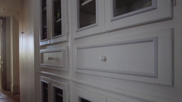 At Home in Paris with Art Gallery Owner Fanny Saulay | Parisian Vibe смотреть онлайн