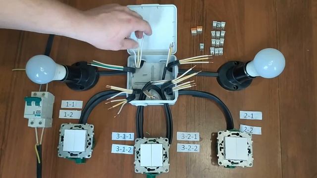 Проходной переключатель двух клавишный работающий с трех мест. Подробный обзор подключения. смотреть онлайн