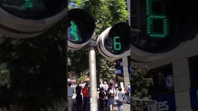 Pedestrian light in Santiago смотреть онлайн