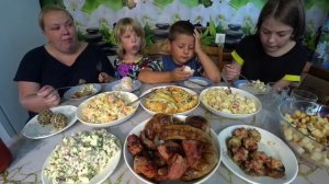 мукбанг объедки после праздника? Марату 5 лет?