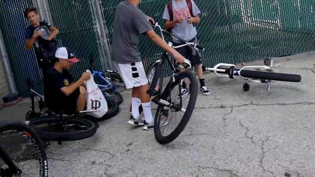 CRAZY LADY TRIES TO HARASS TEENAGE BIKERS смотреть онлайн