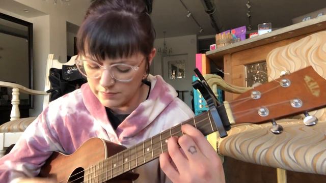 Dancing With Your Ghost - Sasha Sloan (Ukulele Cover) смотреть онлайн