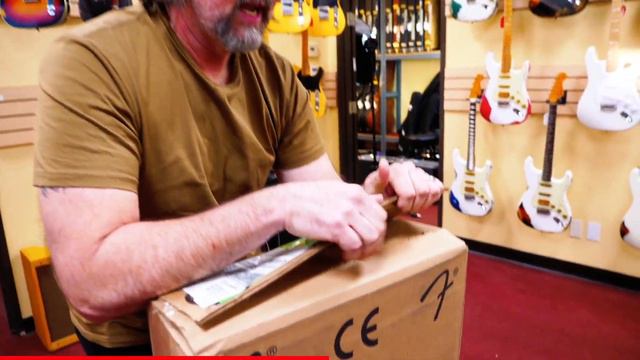 FENDER CUSTOM SHOP WILD WEST EXCLUSIVE WHITE LIGHTNING STRATOCASTER UNBOXING AND GUITAR DEMO смотреть онлайн