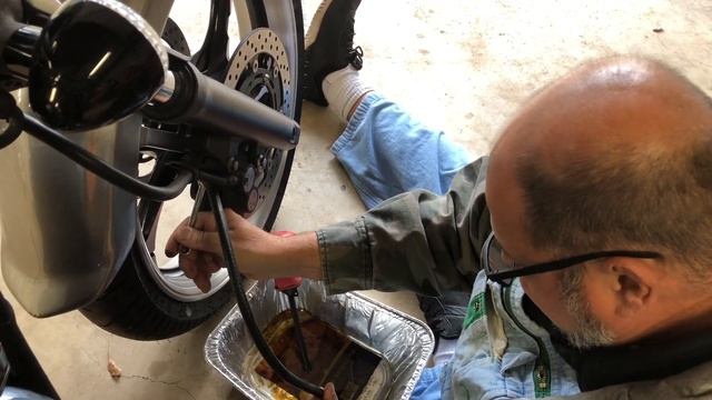Flush and refill, front brake, rear brake and clutch on Yamaha raider смотреть онлайн