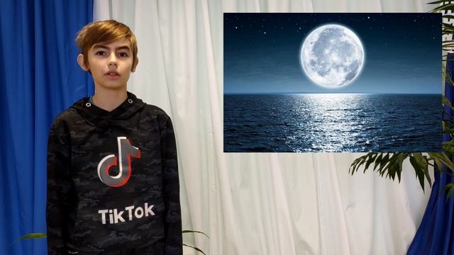 Почему луна меняет форму и она светит? смотреть онлайн