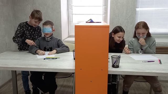 Челлендж! Рисование в слепую, мальчики против девочек, кто же победит? смотреть онлайн