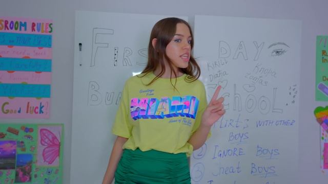 ЗА BUNNY СЛЕДИТ СТРАННЫЙ ПАРЕНЬ и КЛЕЕТ ЗАПИСКИ - ПРЕДАТЕЛЬНИЦА!! смотреть онлайн