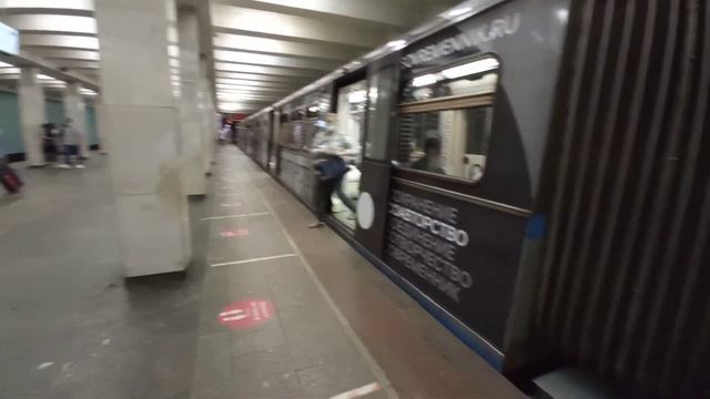 Прибытие поездов Русичей "современник" и обычного на Юго-западной смотреть онлайн