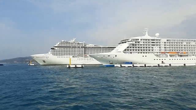 Кушадасы/Kuşadası 05.2023 Повезло увидеть сразу три огромных лайнера в порту. Морская прогулка?⛴️?