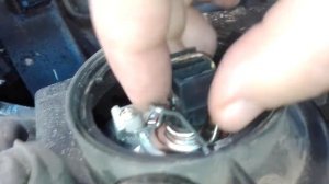 Замена лампочки H7 (ближний свет) на Kia Sorento 2005г.