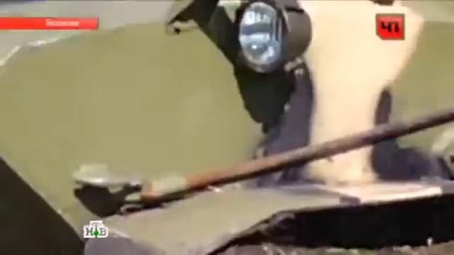 Краматорс.БТРы давили машины с людьми на въезде в город 16.04.14 смотреть онлайн