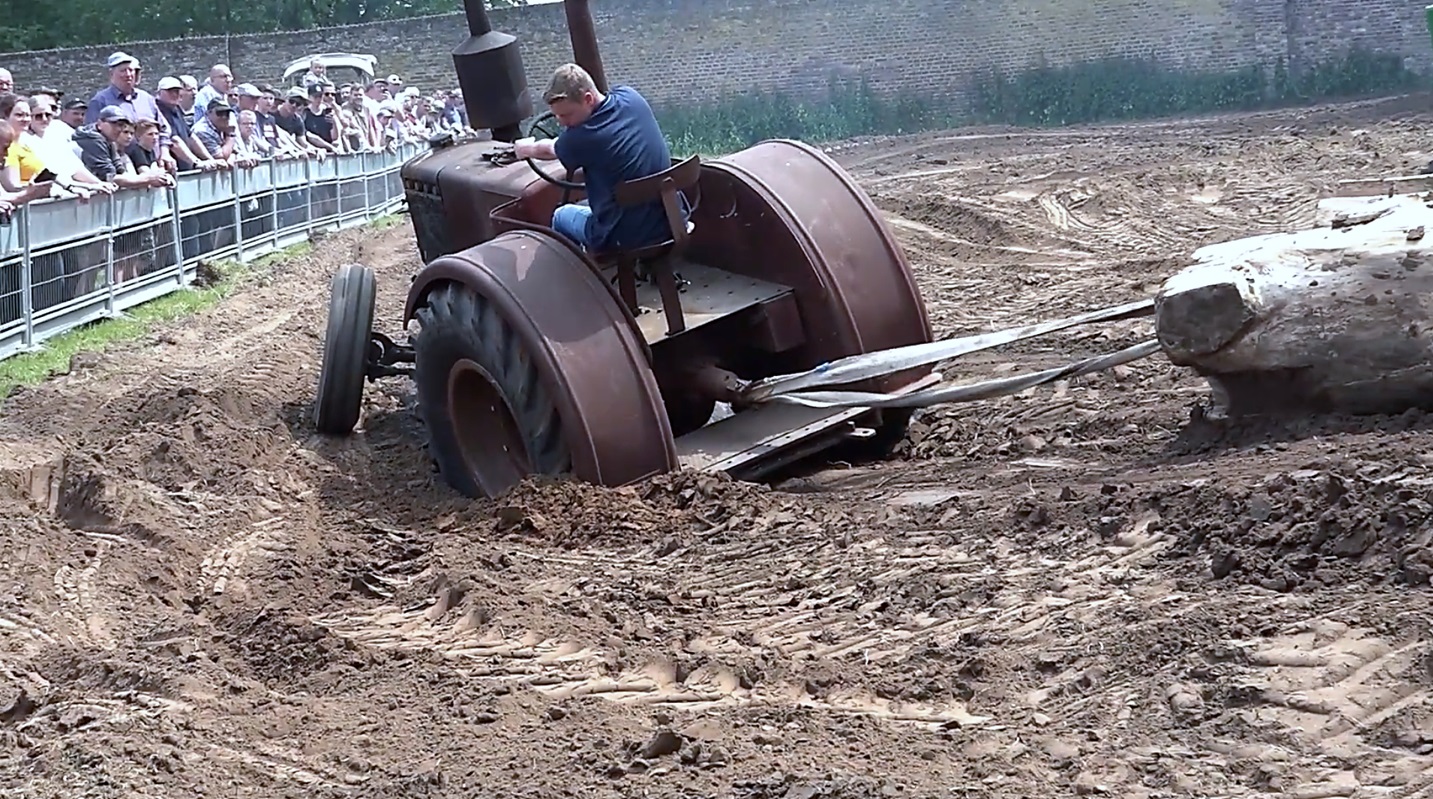 На что они способны! Решили проверить, как тракторы тащат бревно с помощью троса. смотреть онлайн