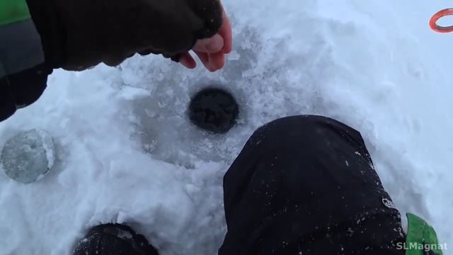 Лупит под лункой не дает опустить удочку, зимняя рыбалка 2021-2022, необычная увлекательная рыбалка смотреть онлайн