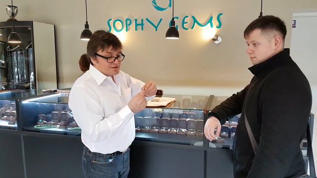 Кольцо с бриллиантом к помолвке смотреть онлайн
