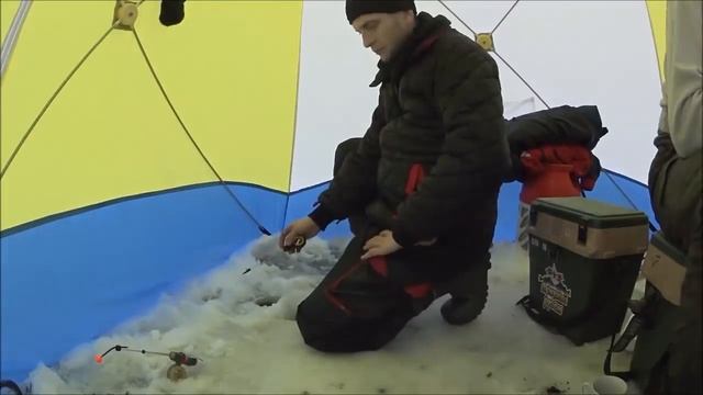 Зимняя Рыбалка на Чудском озере Peipsi Lake.плотва как из пулемета в гостях у Ильи Савицкого часть смотреть онлайн