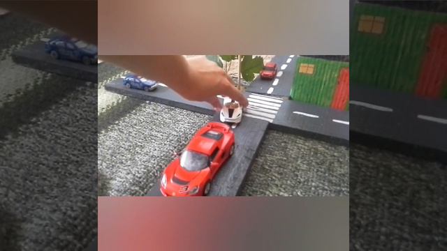 Играем с детьми. Играем машинками. Дерево упало на дорогу. Как проехать? смотреть онлайн