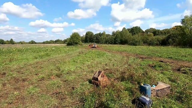 Работа мини экскаватора и мини погрузчика в паре.Дорога под плиты смотреть онлайн